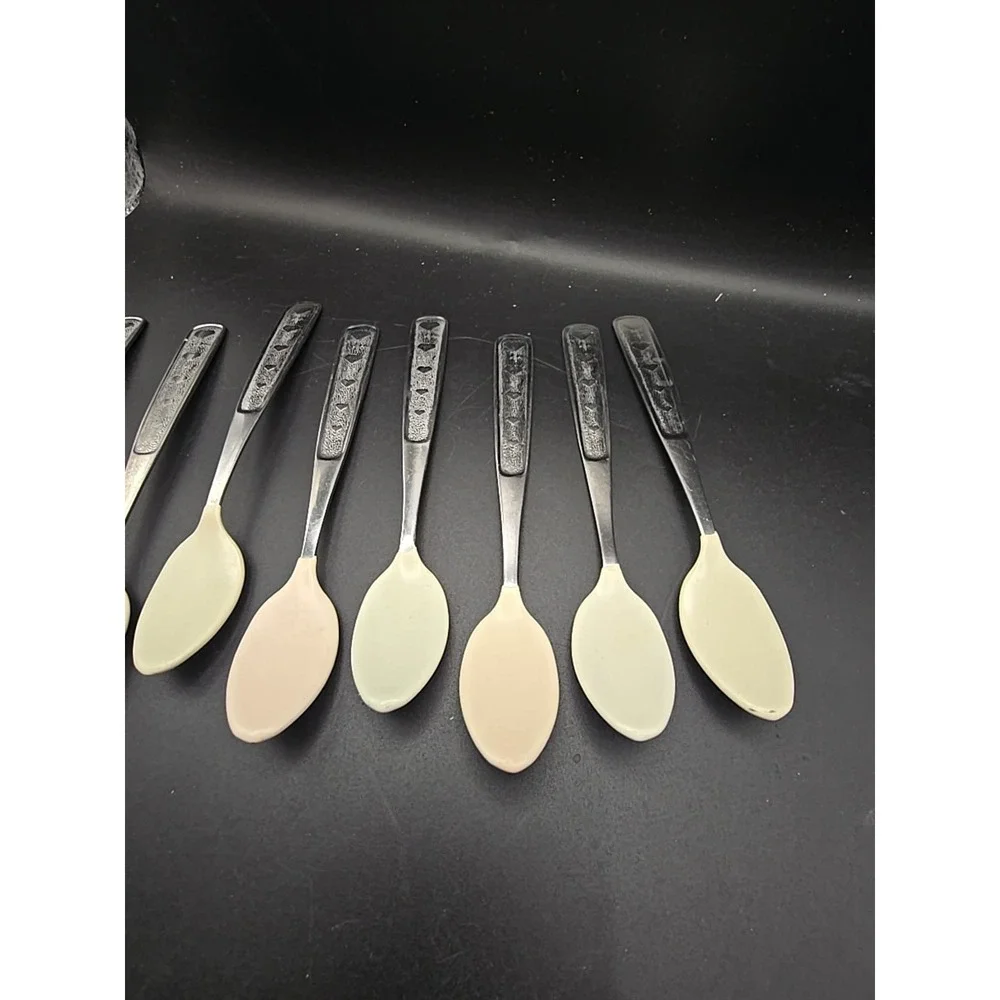 8 Vintage 1996 Baby Spoons With Hearts.  Munchkin Inc Stainless‎